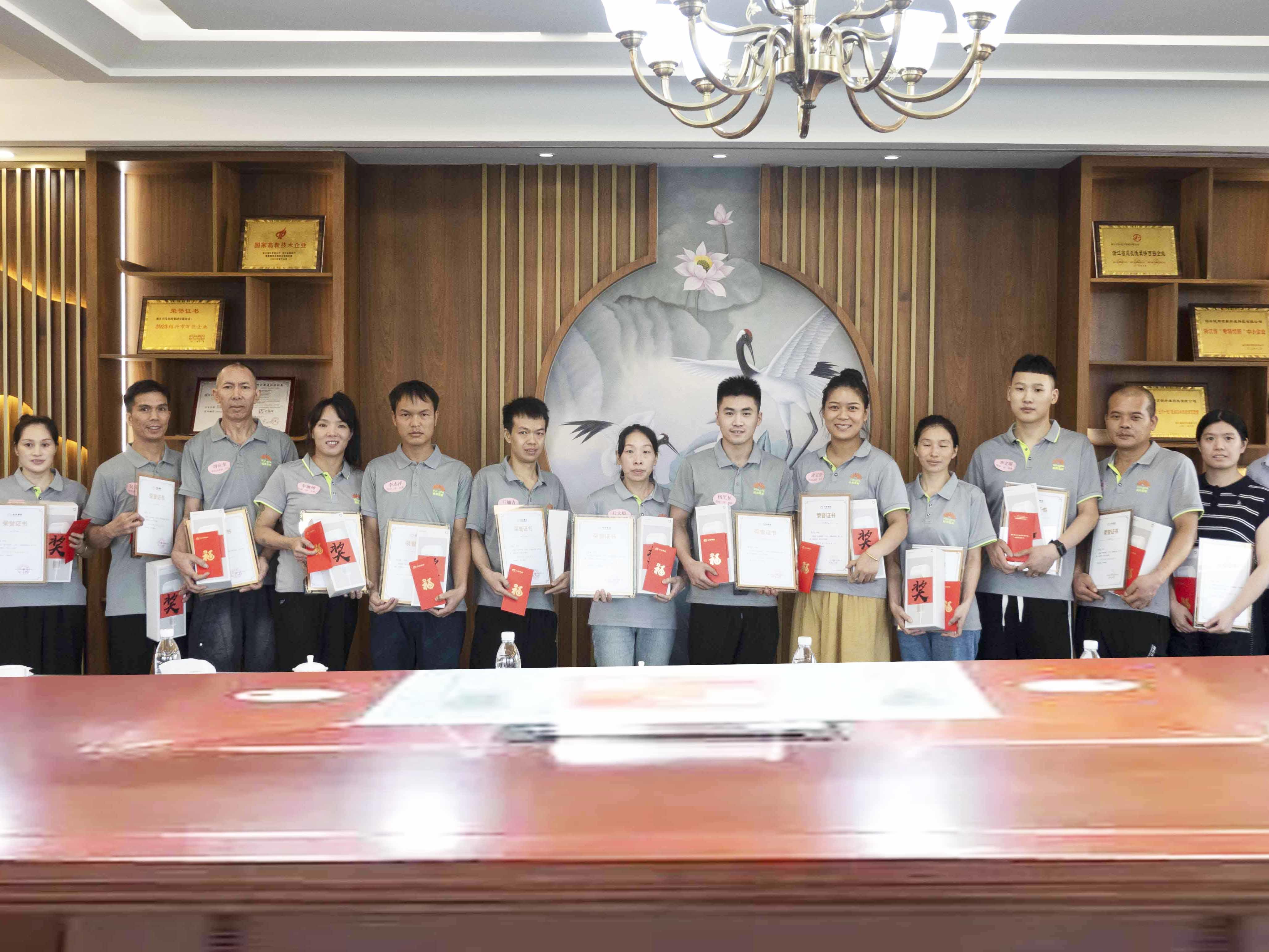 兴发集团第二季度“提高创新”优秀人员表彰会